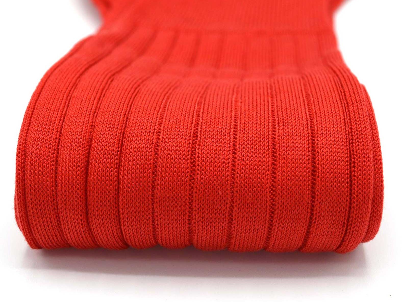 chaussettes-montantes-mi-bas-unies-rouge-rubis-en-pur-fil-d'écosse-remaillées-à-la-main-pour-homme